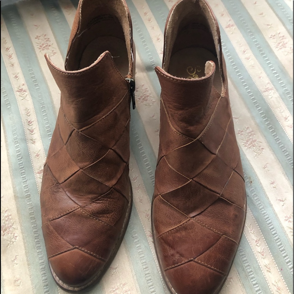 NWOT Seychelles Deep Sea BOOTIES
